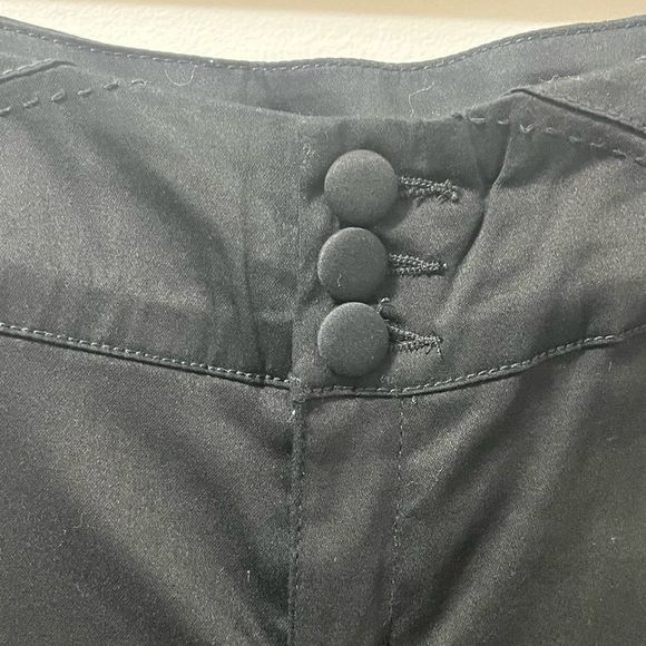 💋PLUS SIZE Black Shorts - Picture 3 of 7